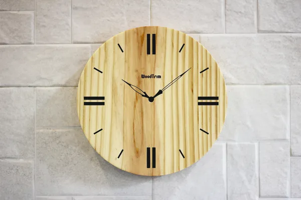 Wooden_Wall_Clock_With_Vertical_Groove_Pattern