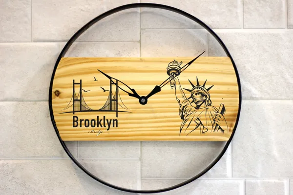 Brooklyn_New_York_Wooden_Wall_Clock_With_Statue_Of_Liberty_And_Brooklyn_Bridge_Design