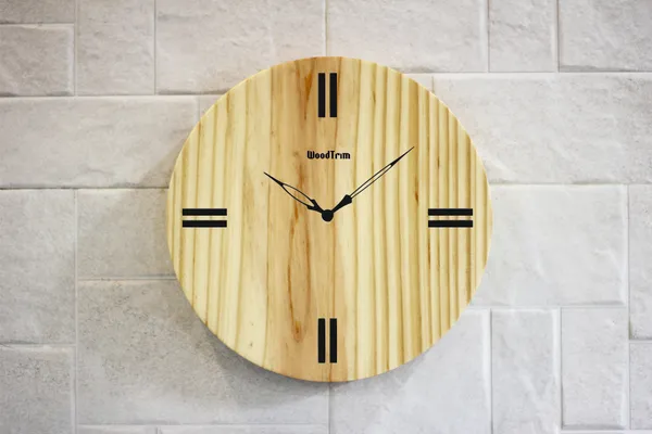 Wooden_Wall_Clock_With_Vertical_Groove_Design