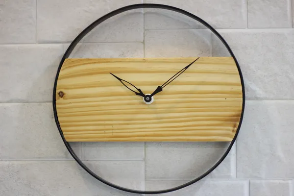 Modern_Minimalist_Wooden_Wall_Clock_With_Metal_Frame