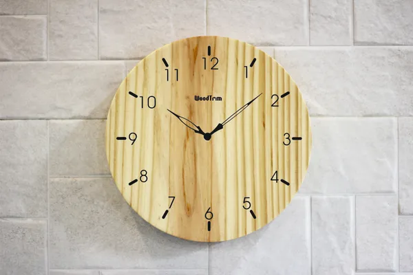 Wooden_Wall_Clock_With_Textured_Finish