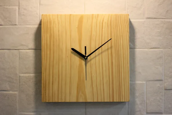 Minimalist_Square_Wooden_Wall_Clock