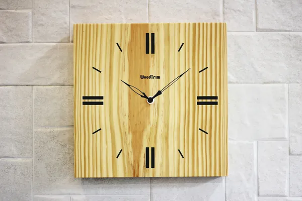 Wooden_Analog_Wall_Clock_With_Natural_Grain_Finish