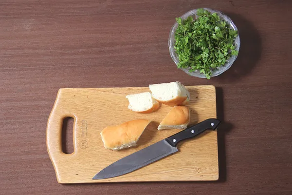 Wooden_Cutting_Board_With_Handle_And_Knife