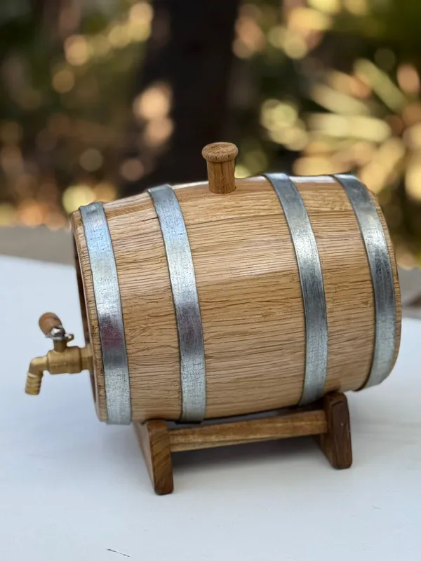 Wooden_Wine/Whiskey_Barrel_With_Brass_Tap_And_Stand_-_Decorative_Oak_Barrel_Dispenser