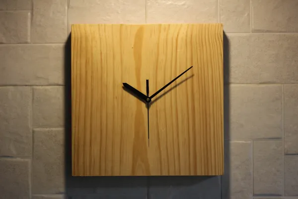 Minimalist_Square_Wooden_Wall_Clock