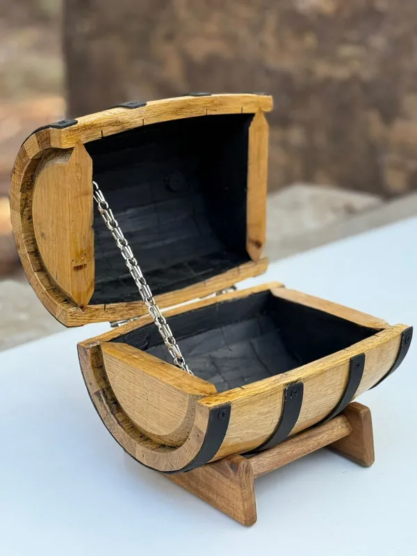 Wooden_Wine_Barrel_Storage_Chest_With_Black_Interior_Lining