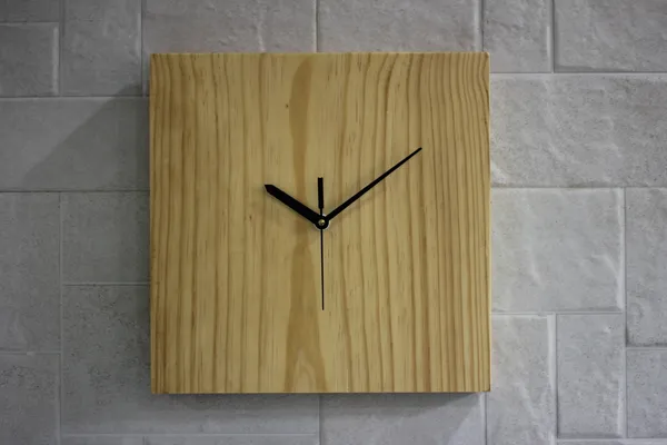 Minimalist_Square_Wooden_Wall_Clock