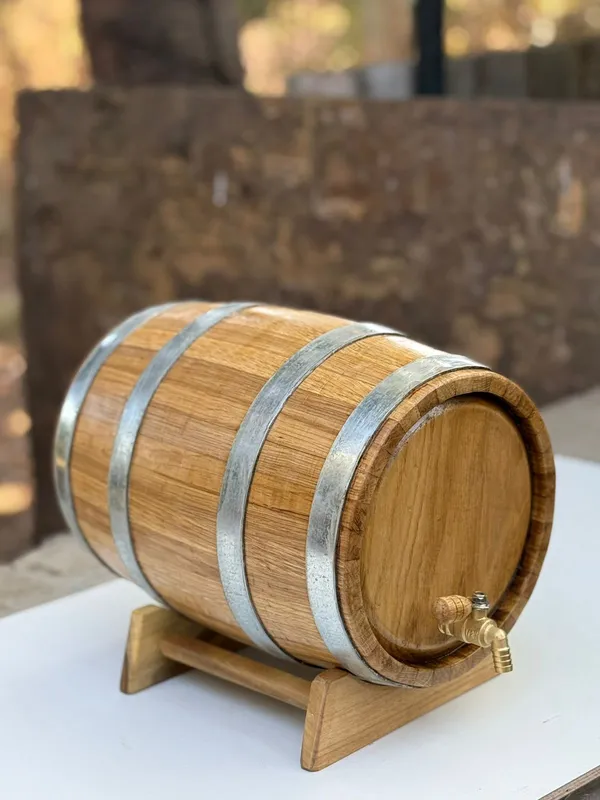 Wooden_Wine/Whiskey_Barrel_With_Brass_Tap_And_Stand_-_Decorative_Oak_Barrel_Dispenser