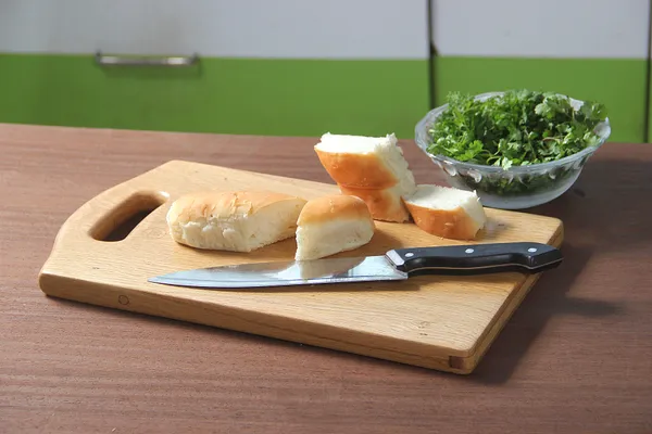 Wooden_Cutting_Board_With_Handle_And_Knife