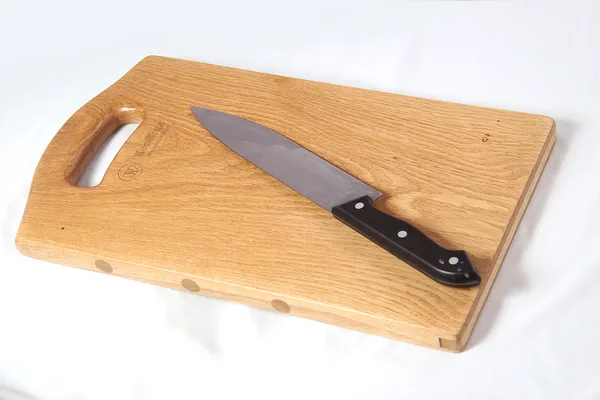 Wooden_Cutting_Board_With_Handle_And_Knife