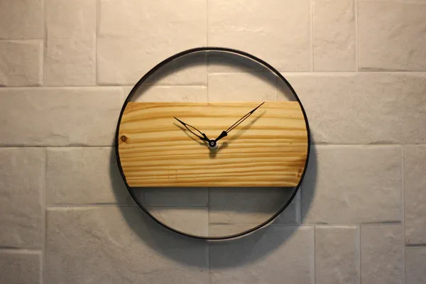Modern_Minimalist_Wooden_Wall_Clock_With_Metal_Frame