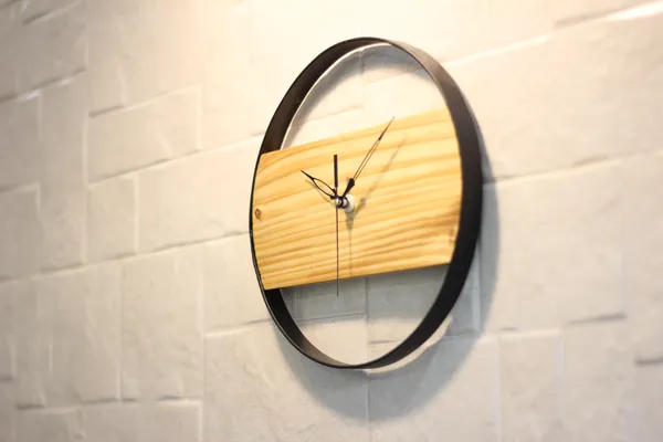 Modern_Minimalist_Wooden_Wall_Clock_With_Metal_Frame