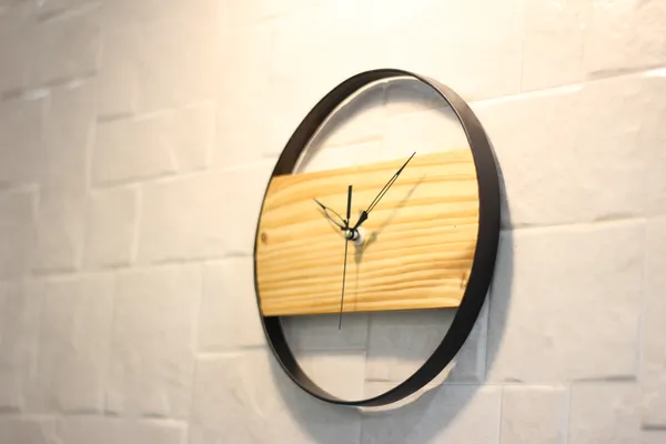 Modern_Minimalist_Wooden_Wall_Clock_With_Metal_Frame