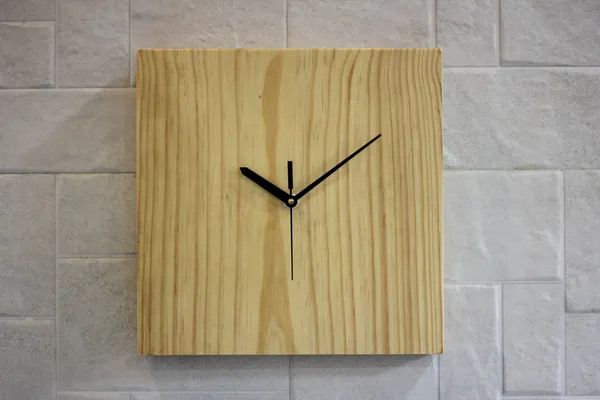 Minimalist_Square_Wooden_Wall_Clock