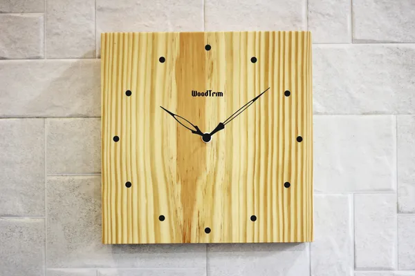 Wooden_Square_Wall_Clock_With_Vertical_Grain_Pattern