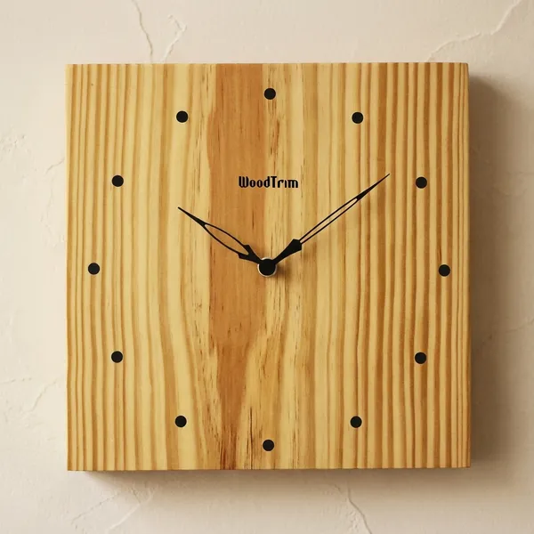Wooden_Square_Wall_Clock_With_Vertical_Grain_Pattern