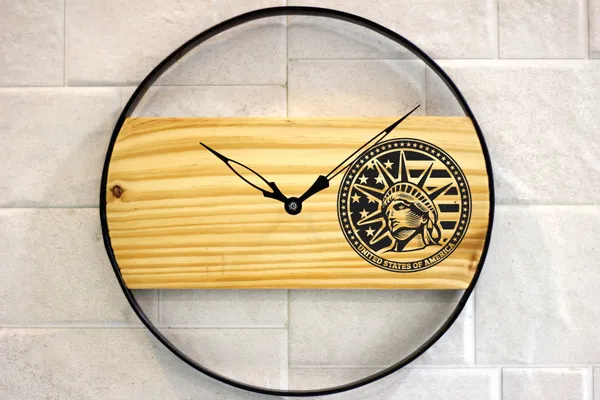 Wooden_Wall_Clock_With_Statue_Of_Liberty_Design