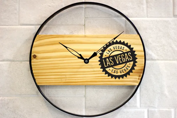 Las_Vegas_Wooden_Wall_Clock_-_Circular_Design_With_Black_Frame