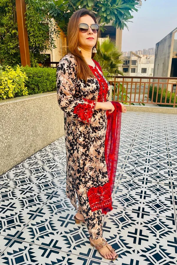 Womens_Red_Floral_Embroidered_Chiffon_Suit_Set_With_Dupatta