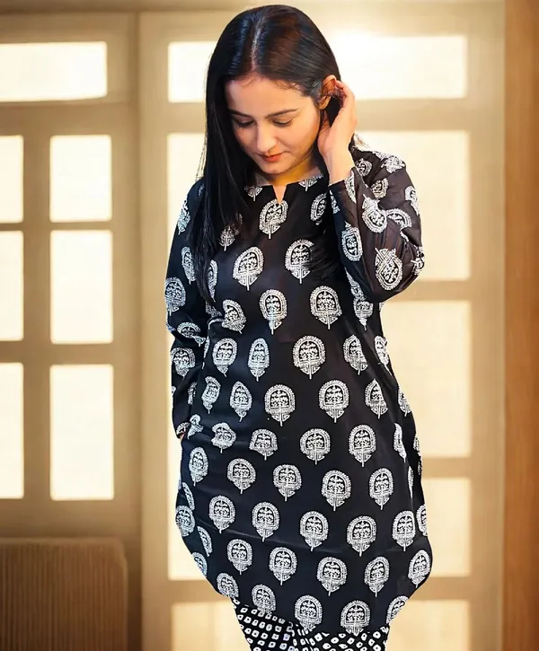 Womens_Black_Printed_Kurta_With_White_Motif_Pattern