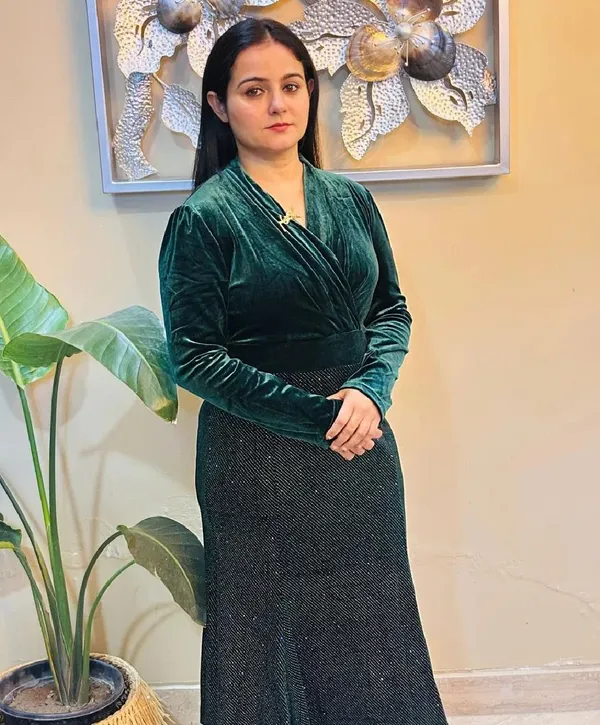 GREEN_VELVET_DRESS
