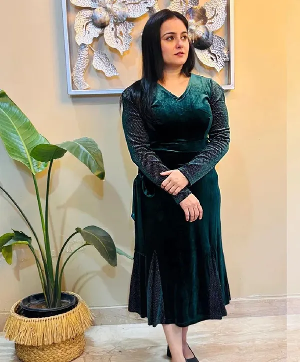 GREEN_VELVET_DRESS