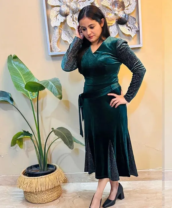 GREEN_VELVET_DRESS
