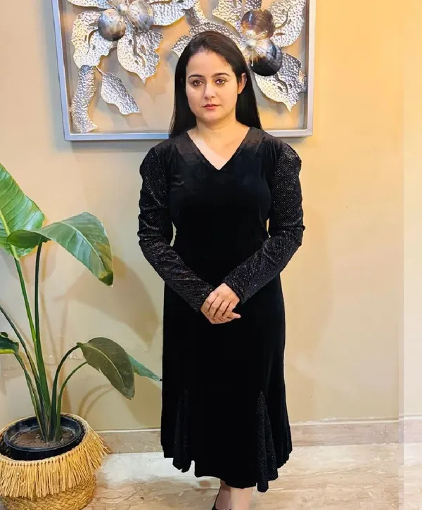 Black_Velvet_Dress_With_Embellished_Sleeves