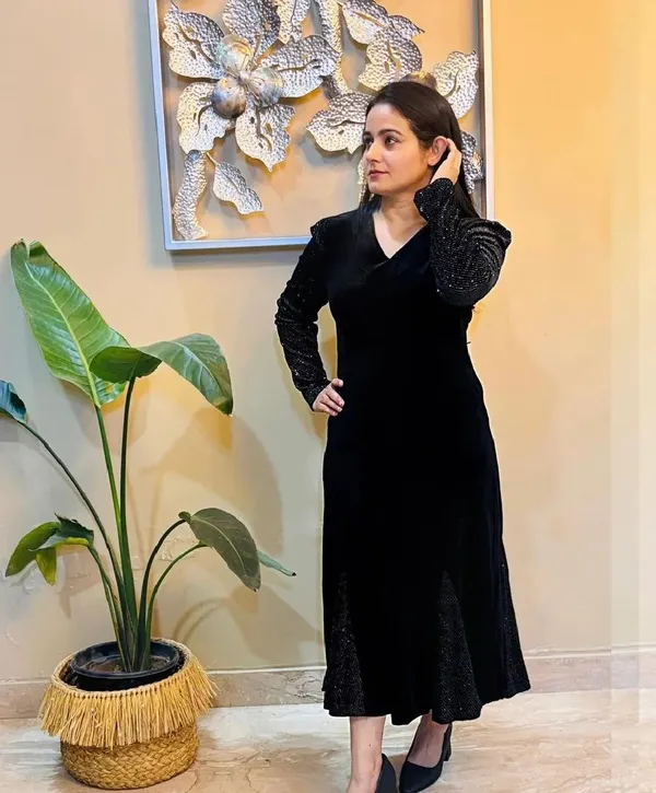 Black_Velvet_Dress_With_Embellished_Sleeves