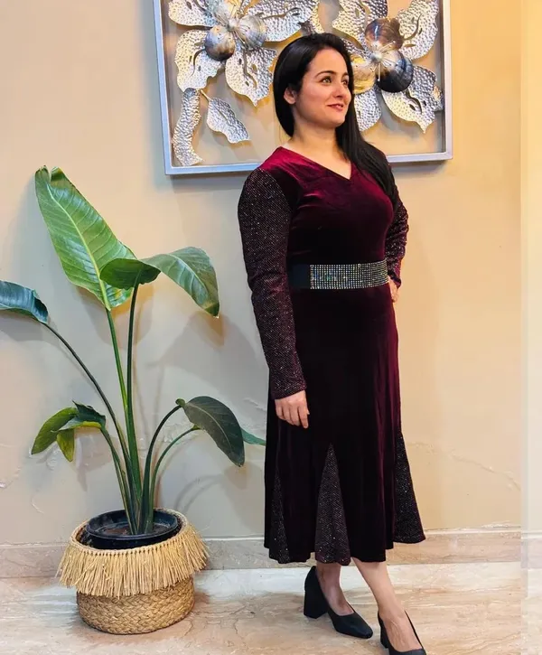 Elegant_Velvet_Dress_With_Embellished_Sleeves_And_Waist_Belt