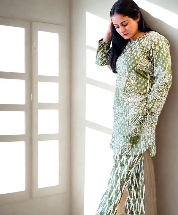 Womens_Green_And_White_Patchwork_Printed_Kurta_Set_With_Matching_Palazzo