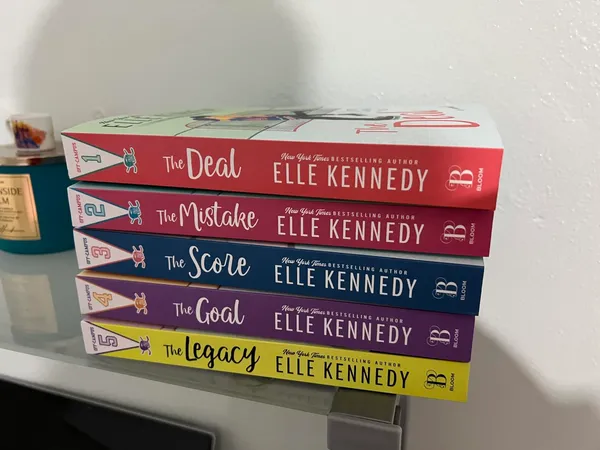 Off-Campus_(_set_of_five_books_)_by_elle_kennedy