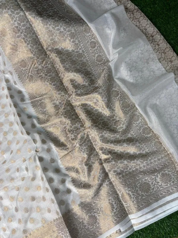 White_Khaddi_Buti_Georgette_Silk_Saree_Boldly_Combines_Traditional_Craftsmanship_With_Provocative_Elegance