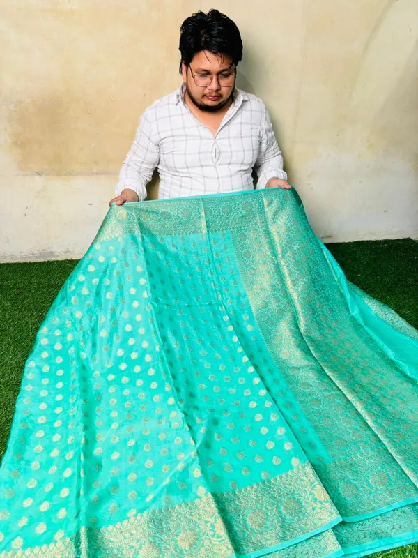 Turquoise_Khaddi_Buti_Georgette_Silk_Saree_Boldly_Combines_Traditional_Craftsmanship_With_Provocative_Elegance
