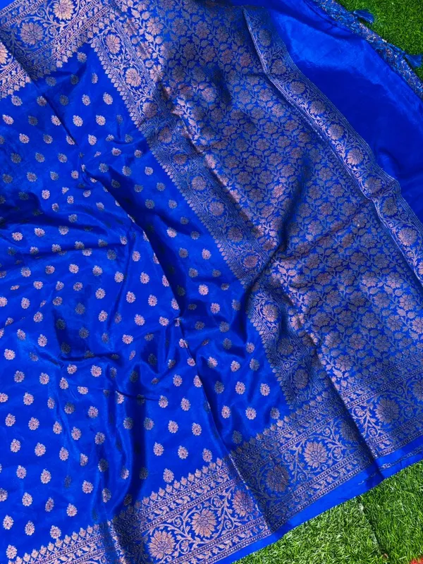 Royal_Blue_Khaddi_Buti_Georgette_Silk_Saree_Boldly_Combines_Traditional_Craftsmanship_With_Provocative_Elegance