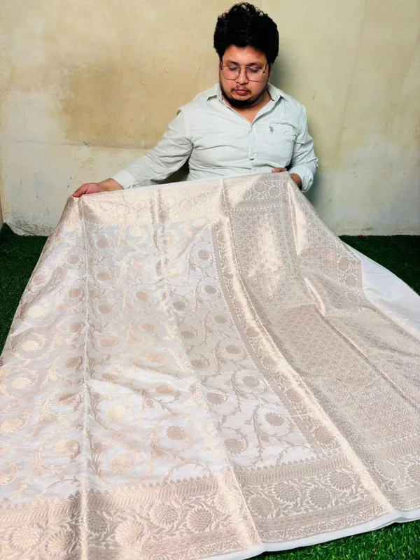 Warm_Silk_Saree_With_Zari_Work_-_Traditional_Weave