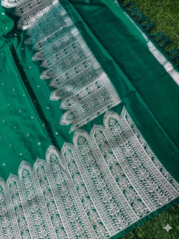 Green_Breathable_Mashru_Katan_Silk_Heritage_Weave_Banarasi_Saree