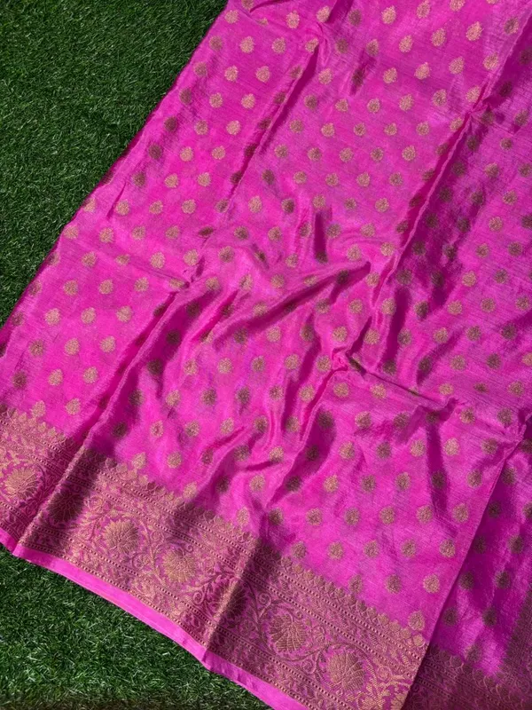 Vibrant_Pink_Khaddi_Buti_Georgette_Silk_Saree_Boldly_Combines_Traditional_Craftsmanship_With_Provocative_Elegance