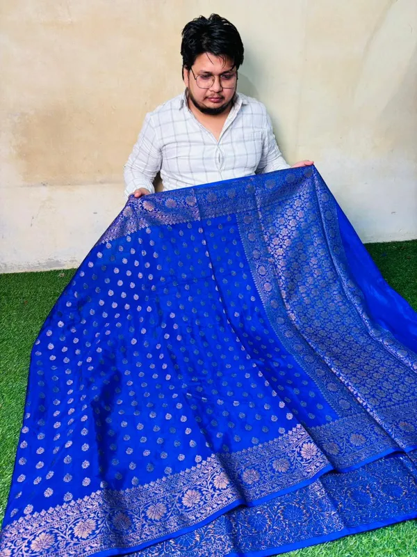 Royal_Blue_Khaddi_Buti_Georgette_Silk_Saree_Boldly_Combines_Traditional_Craftsmanship_With_Provocative_Elegance