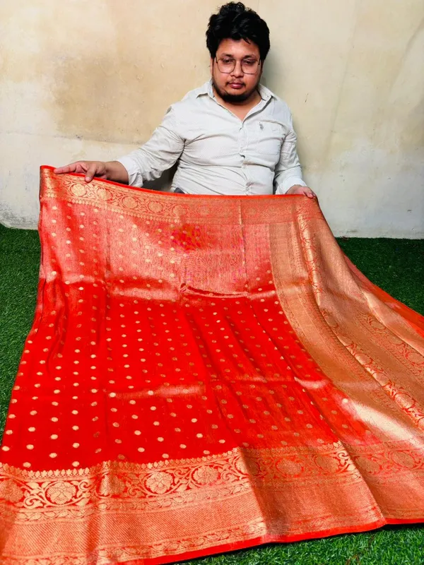 Traditional_Red_Breathable_Tissue_Silk_Banarasi_Saree_With_Rich_Pallu_And_Blouse