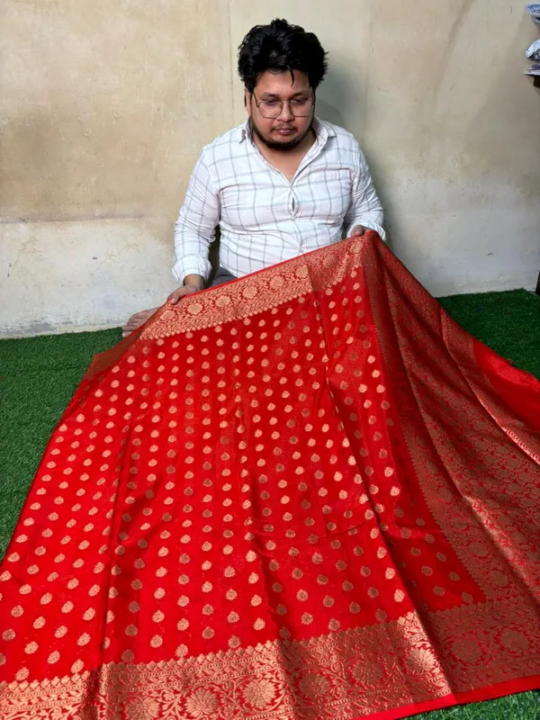 Red_Khaddi_Buti_Georgette_Silk_Saree_Boldly_Combines_Traditional_Craftsmanship_With_Provocative_Elegance