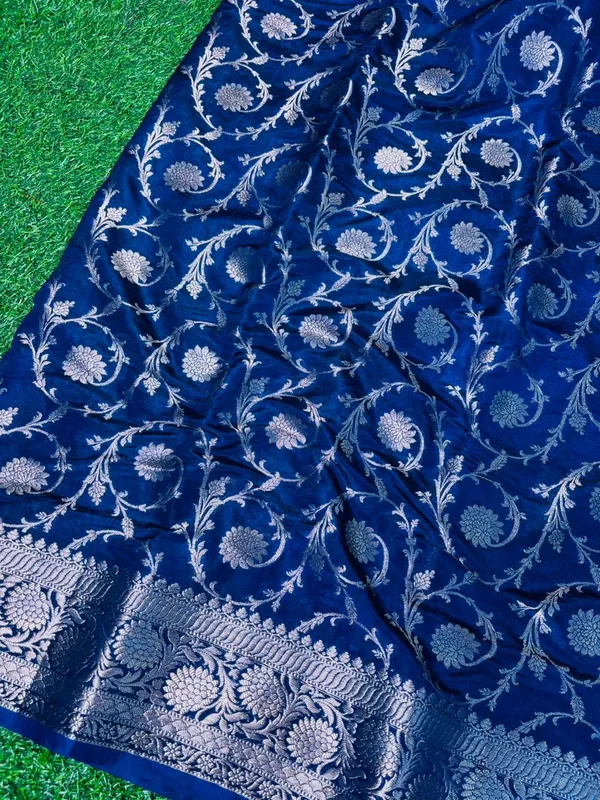 Warm_Silk_Saree_With_Zari_Work_-_Traditional_Weave_Royal_Blue