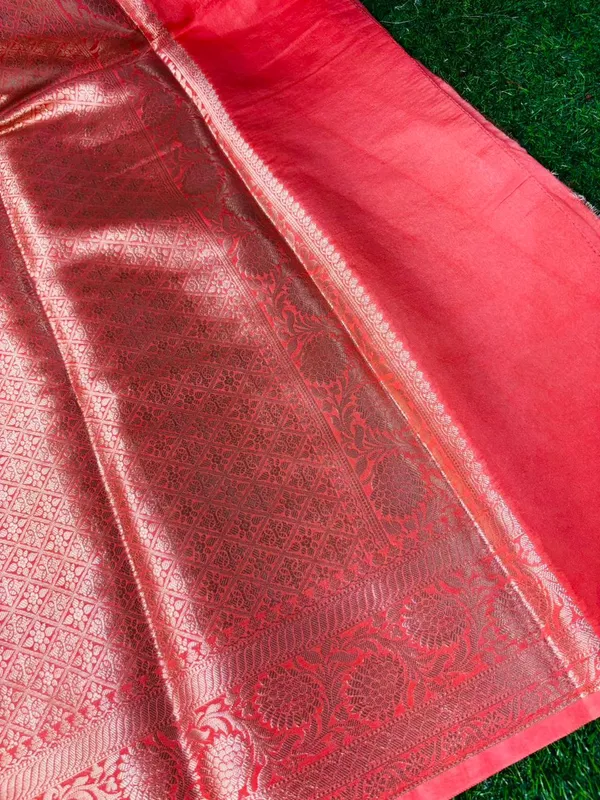 Baby_Pink_Khaddi_Buti_Georgette_Silk_Saree_Boldly_Combines_Traditional_Craftsmanship_With_Provocative_Elegance