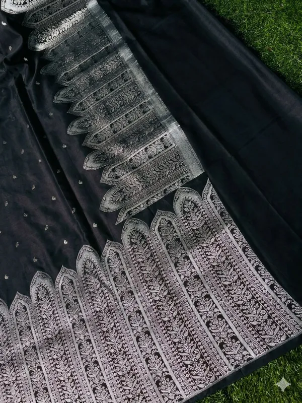 Black_Breathable_Mashru_Katan_Silk_Heritage_Weave_Banarasi_Saree