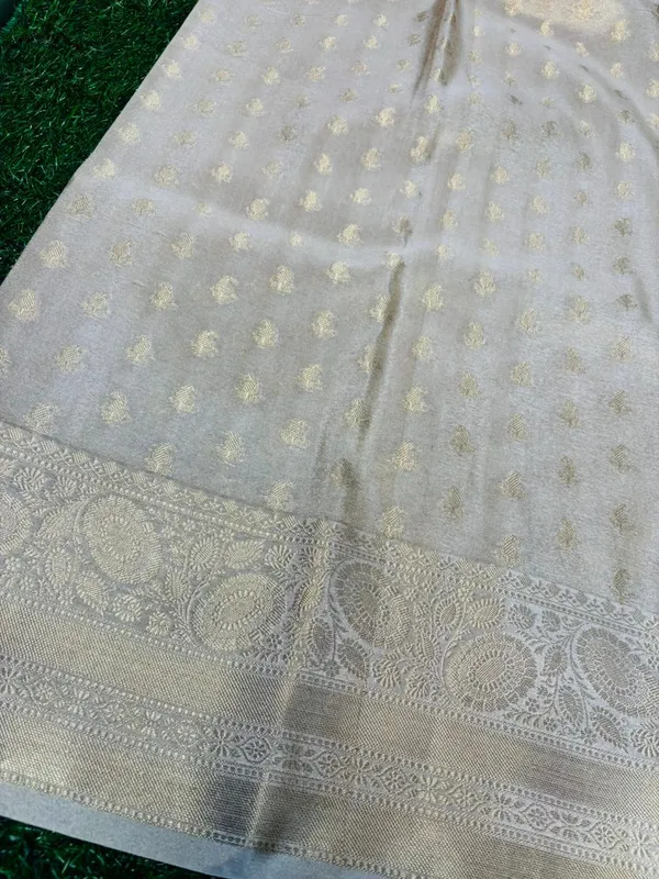 Breathable_Tissue_Silk_Banarasi_Saree_With_Rich_Pallu_And_Blouse_Cream