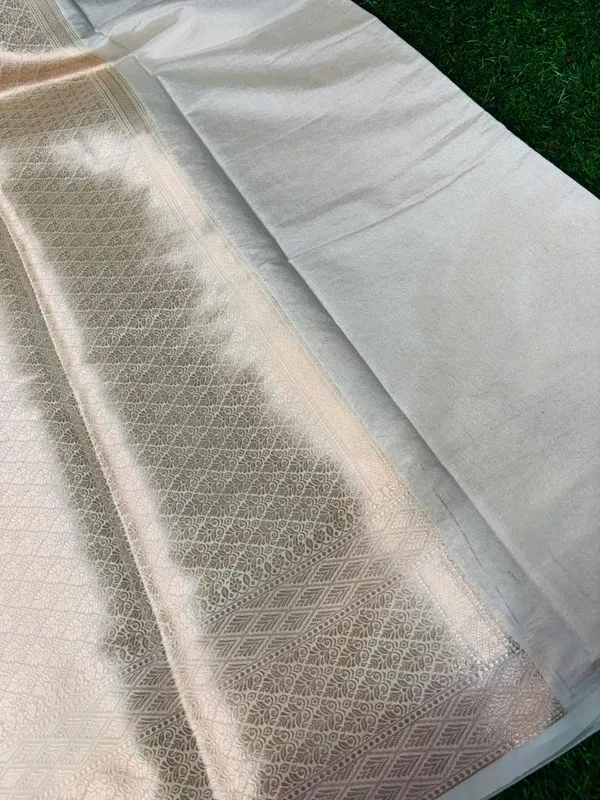 Off_White_Chinia_Silk_Saree_With_Silver_Zari_Weaving_And_Traditional_Floral_Jal_Work