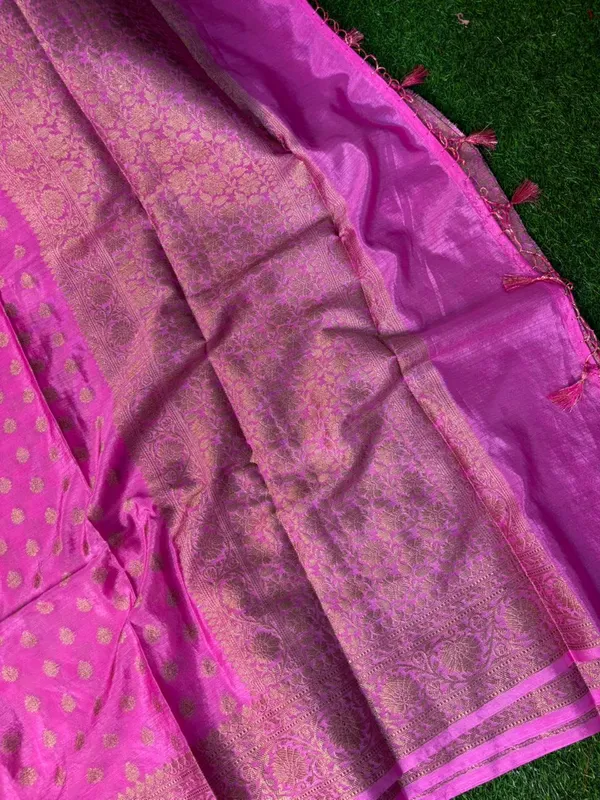 Vibrant_Pink_Khaddi_Buti_Georgette_Silk_Saree_Boldly_Combines_Traditional_Craftsmanship_With_Provocative_Elegance