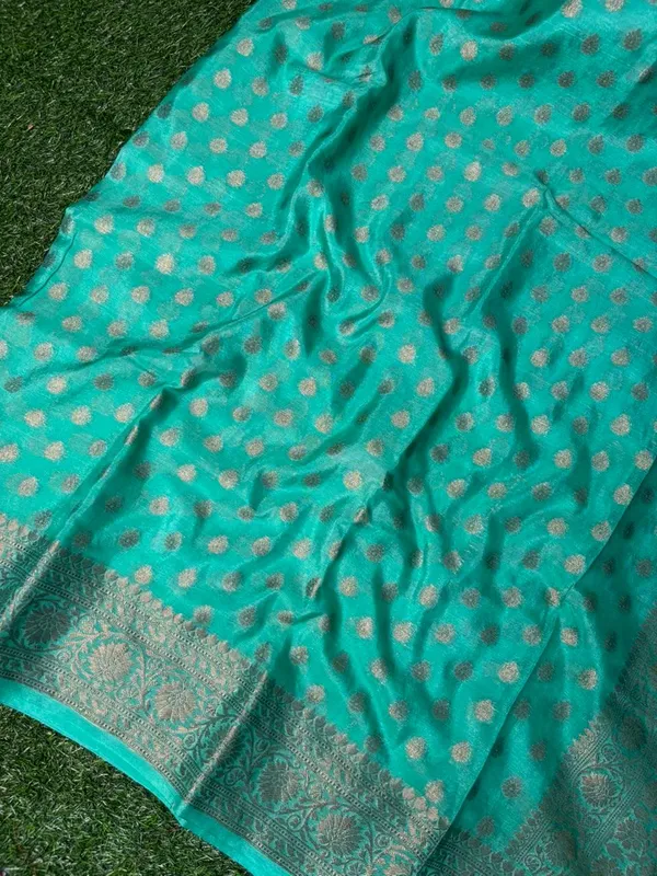 Turquoise_Khaddi_Buti_Georgette_Silk_Saree_Boldly_Combines_Traditional_Craftsmanship_With_Provocative_Elegance