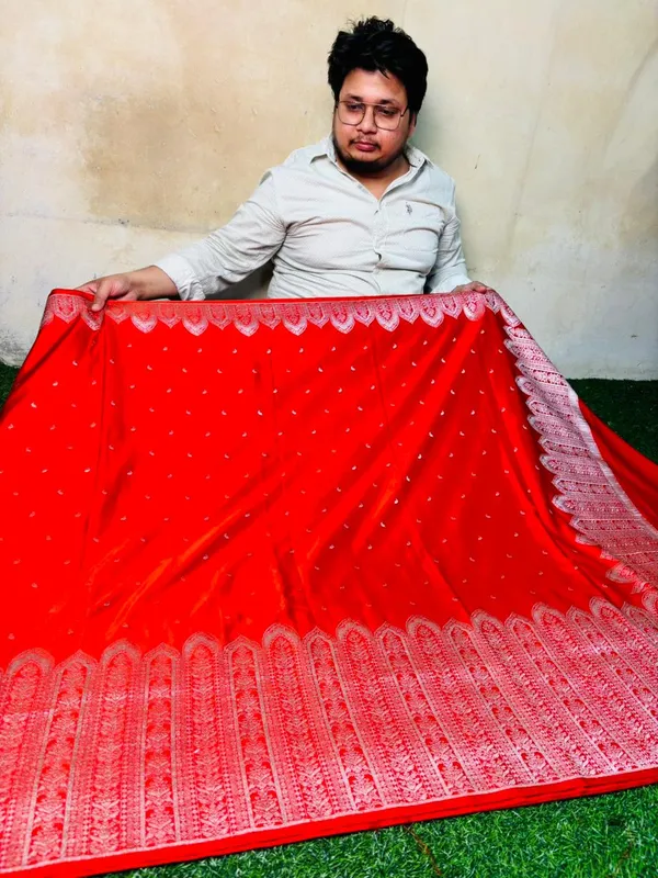Vibrant_Red_Breathable_Mashru_Katan_Silk_Heritage_Weave_Banarasi_Saree